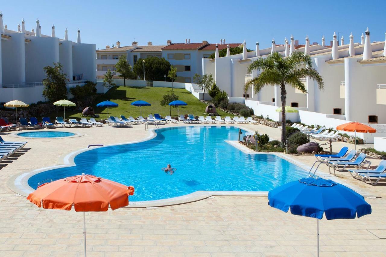 אלבופיירה Os Apartamentos A Ramos Na Praia Da Gale Estao Inserido Em Condominio Com Piscina, Fica Apenas A 350 Metros Da Praia Da Gale - Apartamentos Com Ar Condicionado Tanto Nos Quartos Como Na Sala, Smart Tv Com Prime Video E Cozinha Completa מראה חיצוני תמונה